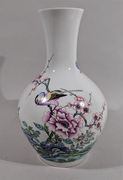 null Yvette CHAMPAGNE-BUTAULT (XXe) à PIERREFONDS - Vase en porcelaine à décor d'un...
