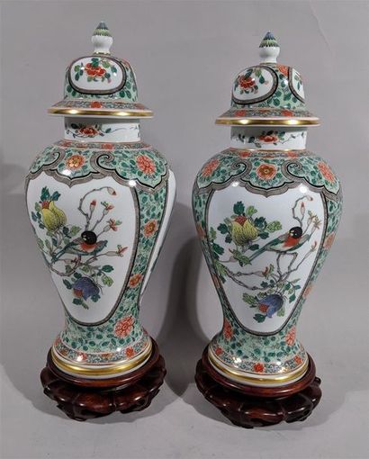 null Yvette CHAMPAGNE-BUTAULT (XXe) à PIERREFONDS - Paire de vases couverts en porcelaie...