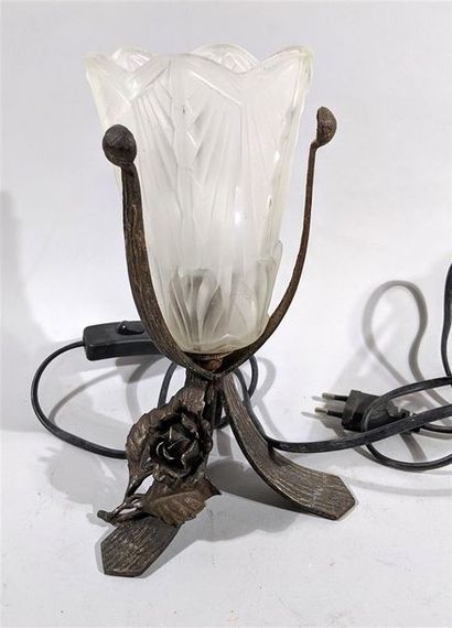 null Edgar BRANDT (dans le goût de) - Lampe à poser en verre moulé pressé dans une...