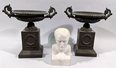 null Paire de vases sur socle en bronze patiné à décor de guirlandes - Buste de Napoléon...