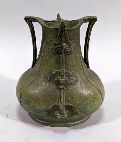 null PETIT VASE en régule à patine verte à decor végétal. Travail Art Nouveau (Trou...