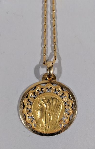 null Médaille ronde en or jaune 18K (750/oo) ajouré représentant la Vierge (dos non...