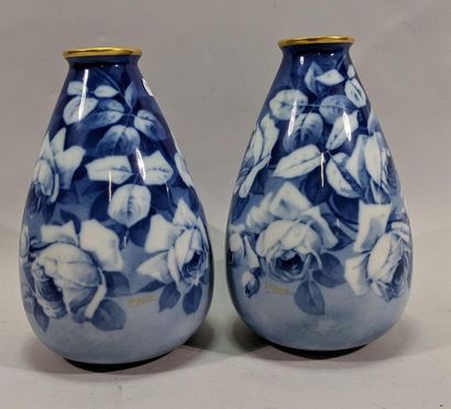 null LIMOGES Paire de vases balustres en porcelaine à décor de rose en camaieu bleu,...