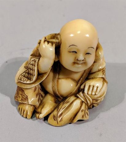 null Netsuke bien rond et humoristique en ivoire bien sculpté d'un souriant bouddha...