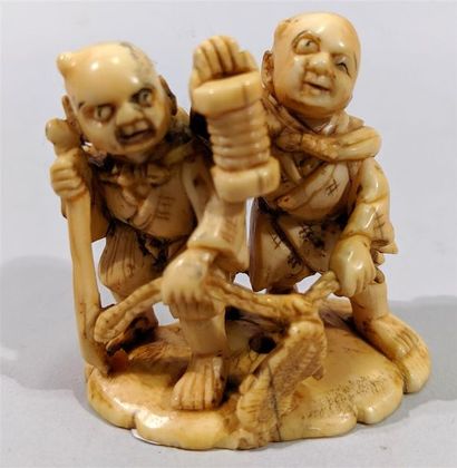 null Netsuke en ivoire finement sculpté de deux Karako à la lanterne pour la fête...