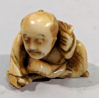 null Netsuke en ivoire bien sculpté d'un souriant pêcheur regardant une grosse daurade...