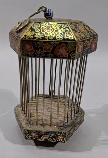 null Cage à grillon de forme hexagonale en émaux cloisonnés décoréede pivoines et...