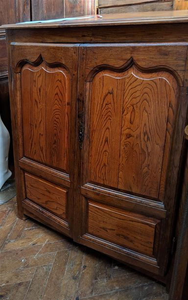 null Buffet haut en chêne ouvrant par deux portes - XXe siècle H130xL119xP60cm