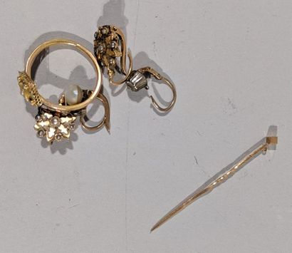 null Lot de bijoux anciens (débris) en or jaune 18K (750/oo) comprenant une épingle...