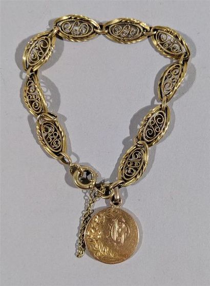 null Bracelet ancien en or jaune 18K (750/oo) à maillons ovales ajourés et filigranés,...