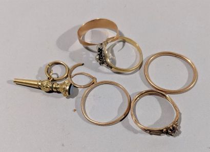 null Lot de débris et bijoux divers comprenant 5 bagues en or jaune 18K (750/oo)...
