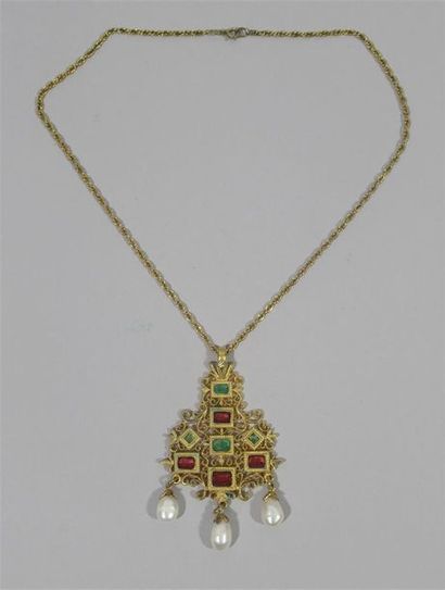 null Collier formé d'une chaîne maille torsadée en argent vermeillé et retenant un...