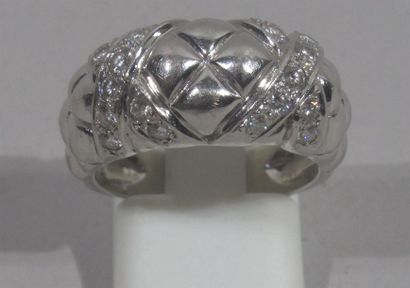 null BOUCHERON - Ring in 18 K (750/oo) white gold with quilted decoration adorned...