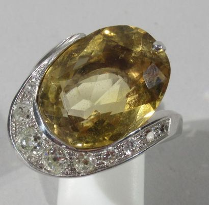 null Modernist ring in 18 K (750/oo) white gold surmounted by a large oval-cut citrine,...