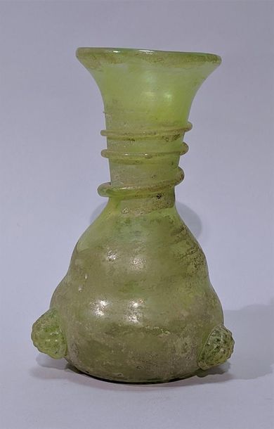 null Vase en verre antique de couleur verte pomme, à décor appliqué de filets, surmonté...