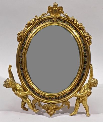 null Maison Alphonse GIROUX à PARIS Miroir de toilette ovale en bronze doré à décor...