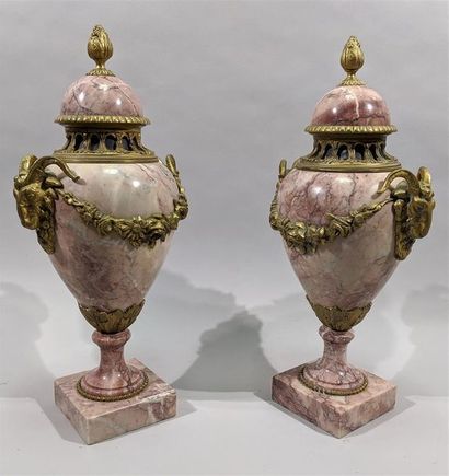 null Pair of large covered CASSOLETTES in pink marble with grey veins and chased...