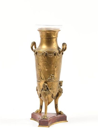 null Ferdinand LEVILLAIN (1837-1905) Vase en bronze à patine dorée à décor d'un joueur...