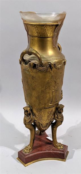 null Ferdinand LEVILLAIN (1837-1905) Vase en bronze à patine dorée à décor d'un joueur...