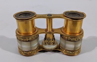 null Pair of theatre binoculars in bronze and chased width, sheathed in mother-of-pearl...