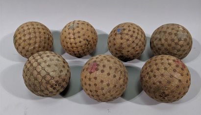 null Suite de sept boules cloutées lyonnaises en bois - Diam : 10 cm 