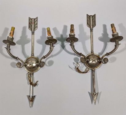 null Paire d'applique en bronze argenté à décor d'une flèche et de deux bras de lumière...