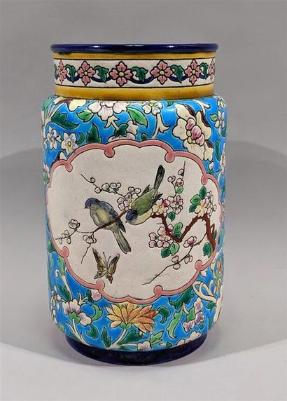 null LONGWY - Vers 1894 - Vase rouleau en faïence à décor d'émaux polychromes figurant...
