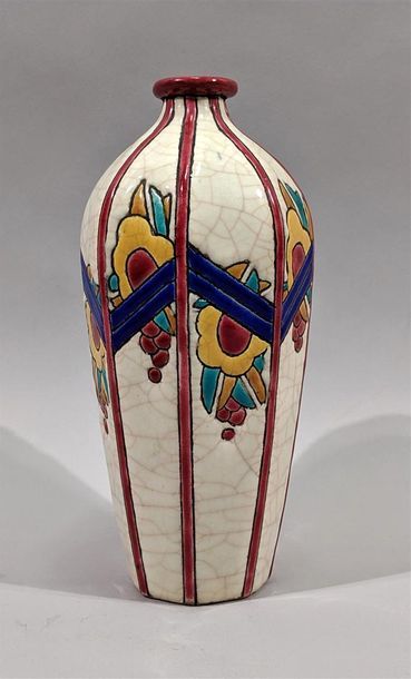 null LONGWY - Vase soliflore en faïence à décor d'émaux polychromes figurant de fleurs...