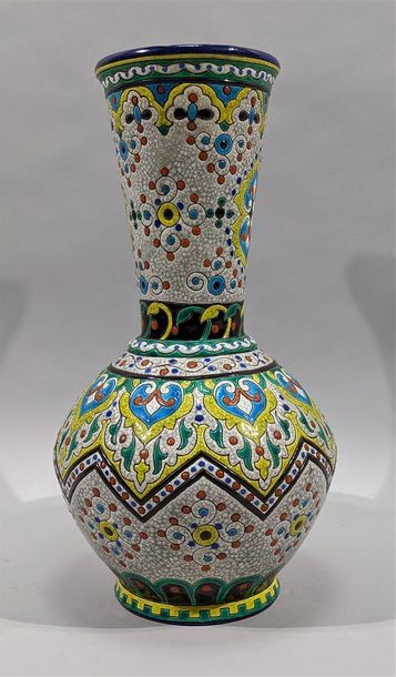 null LONGWY - Vase en forme de lampe de mosquée en faïence à décor d'émaux polychromes...