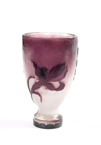 null CRISTALLERIE DE GALLE - NANCY - Vase en verre multicouche dégagé à l'acide à...
