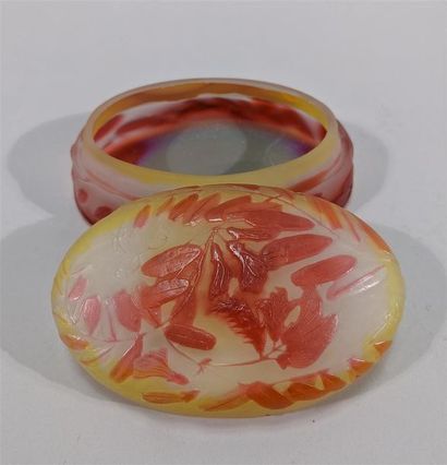 null Émile GALLÉ (1846-1904) Bonbonnière ovale en verre multicouche rouge et jaune...