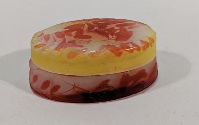 null Émile GALLÉ (1846-1904) Bonbonnière ovale en verre multicouche rouge et jaune...