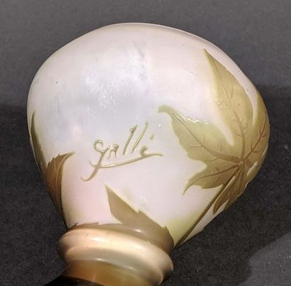 null Emile GALLE (1846-1904) - Vase bulbe en verre multicouche dégagé à l'acide à...