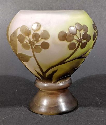 null Emile GALLE (1846-1904) - Vase bulb in multilayer acid glass with umbelliferous...