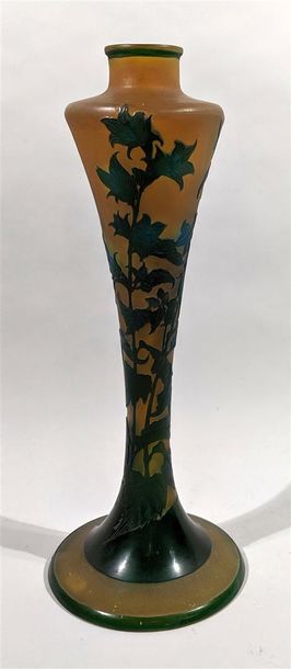 null Émile GALLE (1846-1904) Important vase soliflore en verre jaune doublé vert...