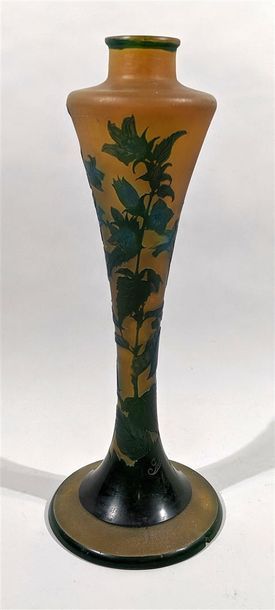 null Émile GALLE (1846-1904) Important vase soliflore en verre jaune doublé vert...