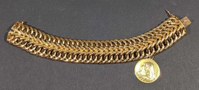 null Important bracelet en or jaune 18 K (750/oo) à mailles entrelacées, soutenant...