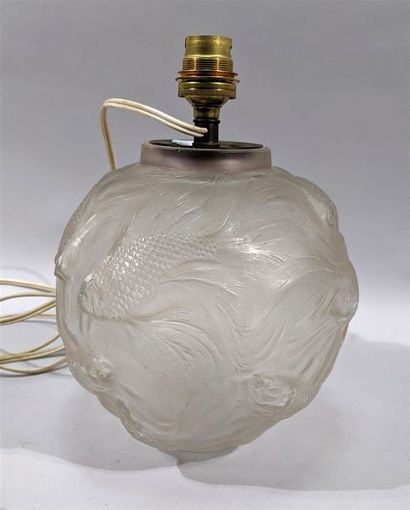 null LALIQUE - Vase ovoïde à col droit monté en lampe en verre dépoli à décor en...