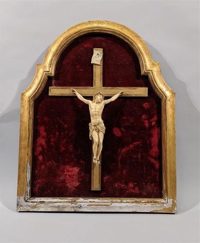 null CHRIST known as "Jansenist" in ivory carved on a red velvet background, in a...