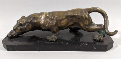 null MILO (XXe) "Panthère" Bronze à patine mordoré reposant sur un socle en marbre...