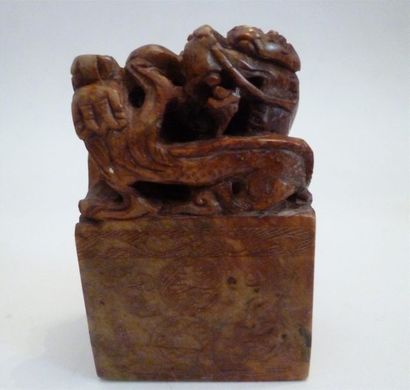 null Red beige soapstone stamp surmounted by two dragons wrapped in the clouds and...