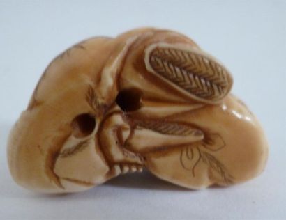 null Original netsuke finement sculpté d'un père et son fils enveloppé dans un châle,...