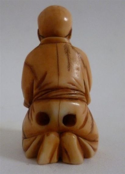 null Netsuke en ivoire finement sculpté d'un artiste agenouillé laquant un mokugyo...