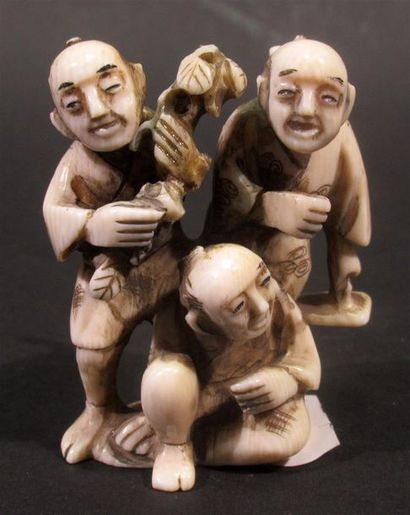null Netsuké en ivoire sculpté à décor de trois hommes - Signé sous la base - Ht...