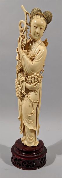 null Important carved ivory okimono decorated with a woman intertwined in a vineyard...