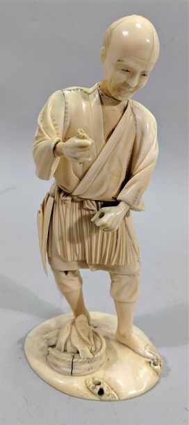 null Okimono en ivoire bien sculpté d'un pêcheur vêtu d'un traditionnel vêtement...