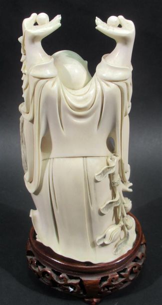 null Important okimono en ivoire sculpté figurant un Bouddha les bras levés - Sur...