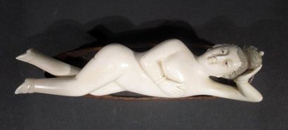 null Femme médecin en ivoire sculpté sur socle en bois - Ht : 5 cm - Lg : 13 cm 