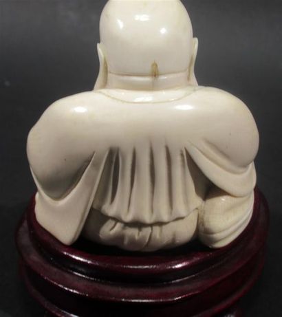 null Important sujet en ivoire sculpté figurant un Bouddha souriant - Sur socle bois...
