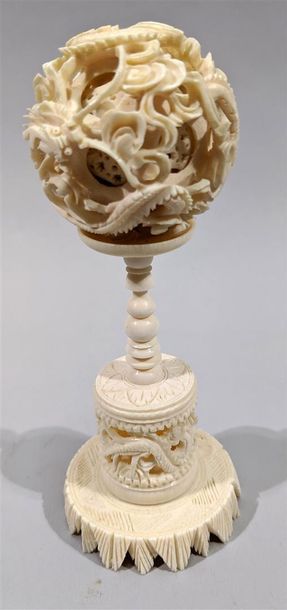 null CHINE - Boule de Canton en ivoire sculpté à huit boules concentriques - Reposant...